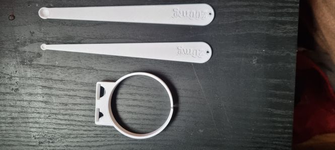 Hovedbilde AB Seachem Safe Holder + Doserings Skjeer